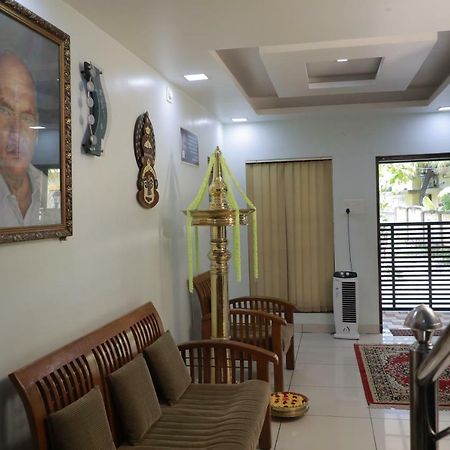 Pavithram Residency Bed & Breakfast Колам Екстериор снимка