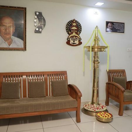 Pavithram Residency Bed & Breakfast Колам Екстериор снимка
