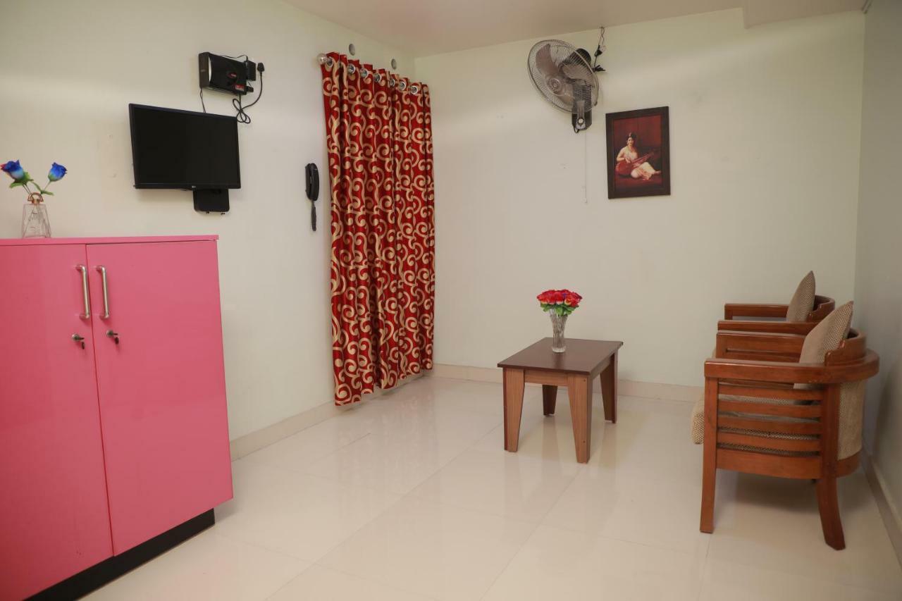 Pavithram Residency Bed & Breakfast Колам Екстериор снимка