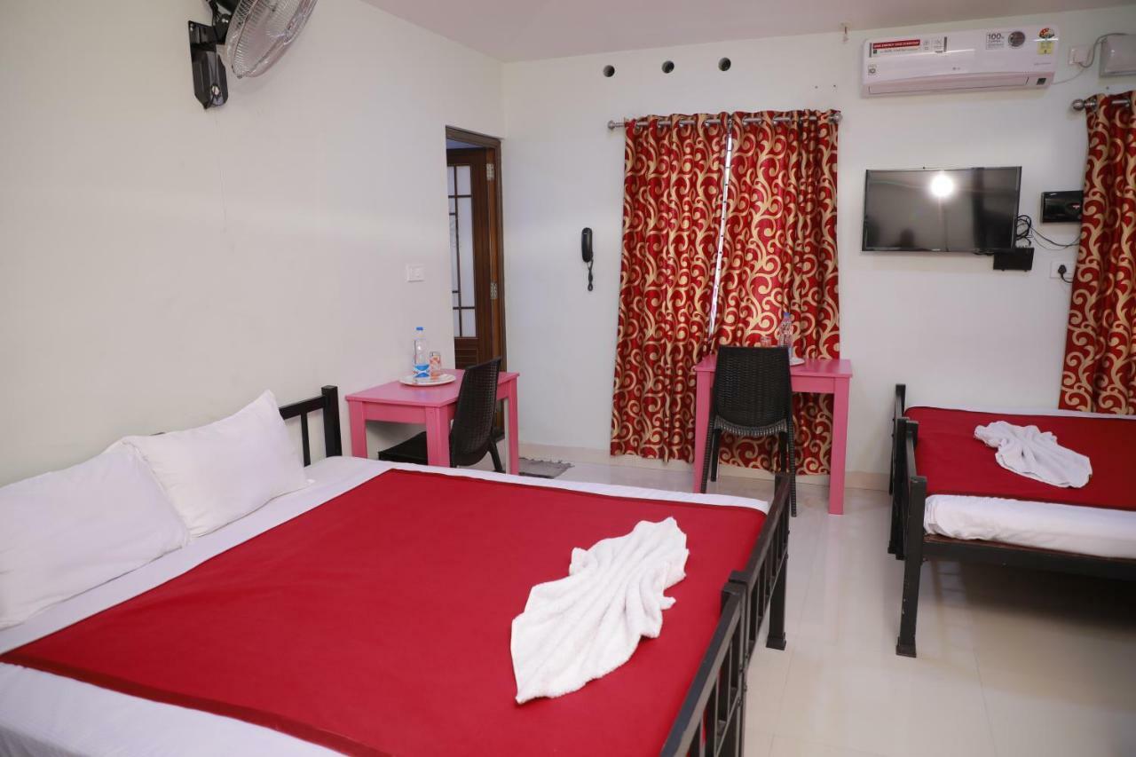 Pavithram Residency Bed & Breakfast Колам Екстериор снимка