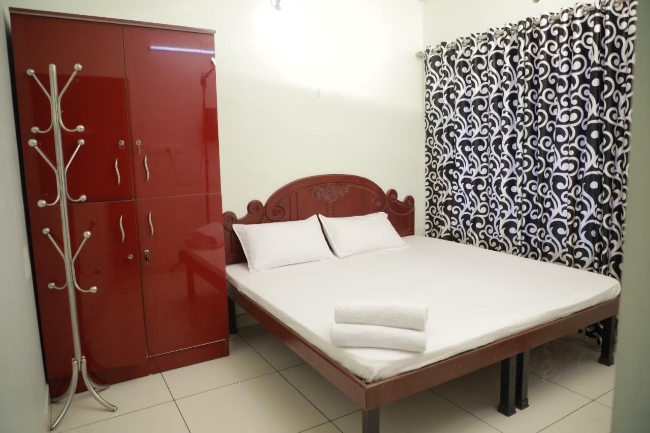 Pavithram Residency Bed & Breakfast Колам Екстериор снимка