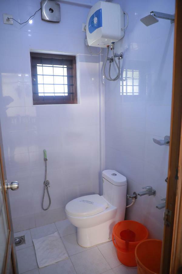 Pavithram Residency Bed & Breakfast Колам Екстериор снимка