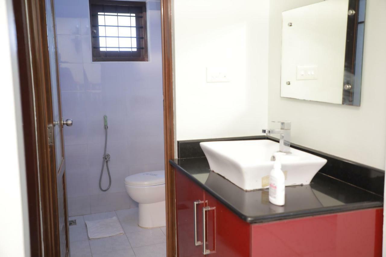 Pavithram Residency Bed & Breakfast Колам Екстериор снимка