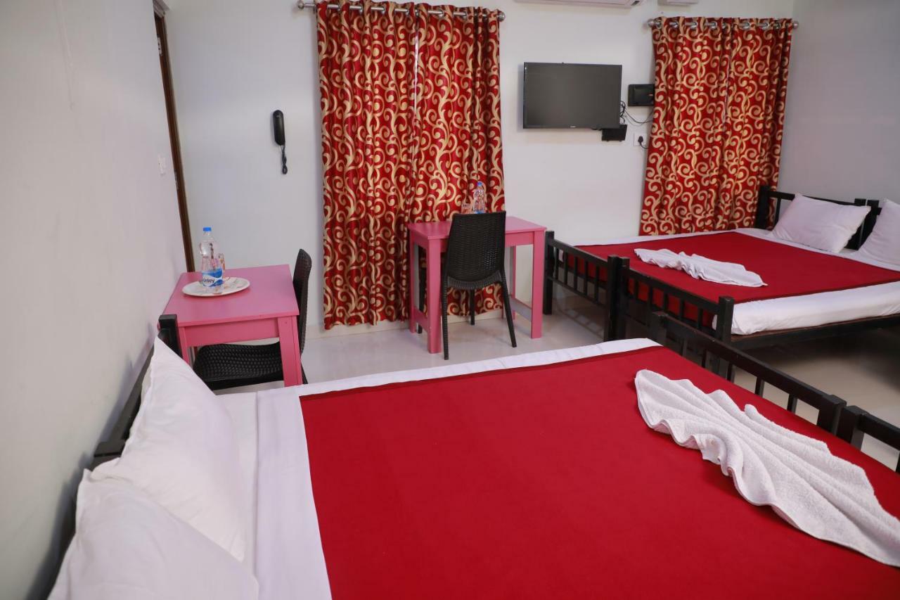 Pavithram Residency Bed & Breakfast Колам Екстериор снимка