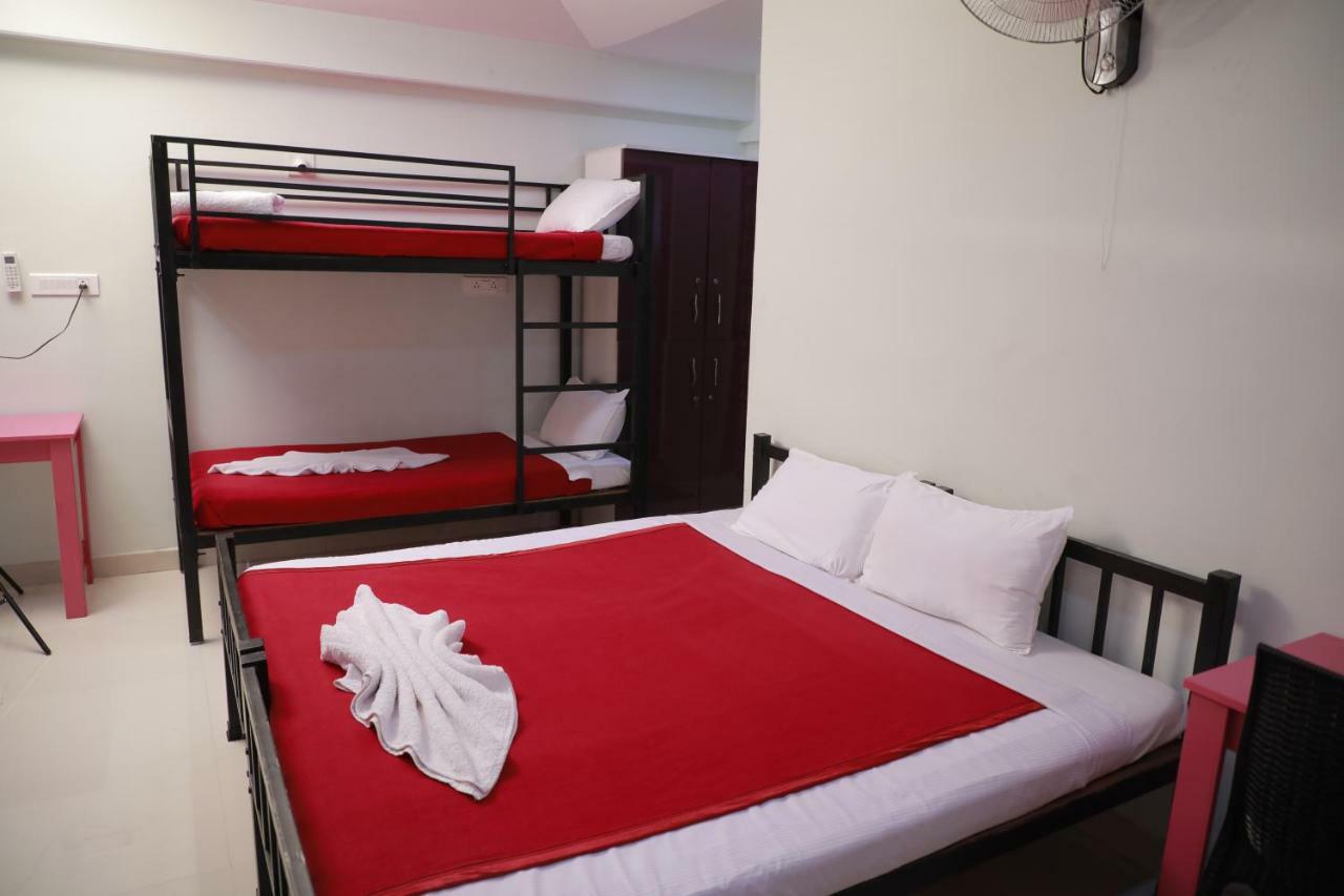 Pavithram Residency Bed & Breakfast Колам Екстериор снимка