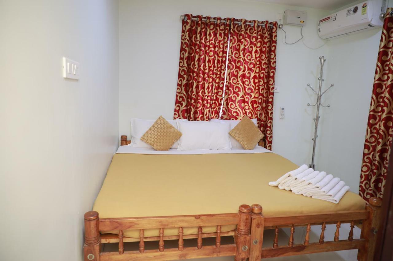 Pavithram Residency Bed & Breakfast Колам Екстериор снимка