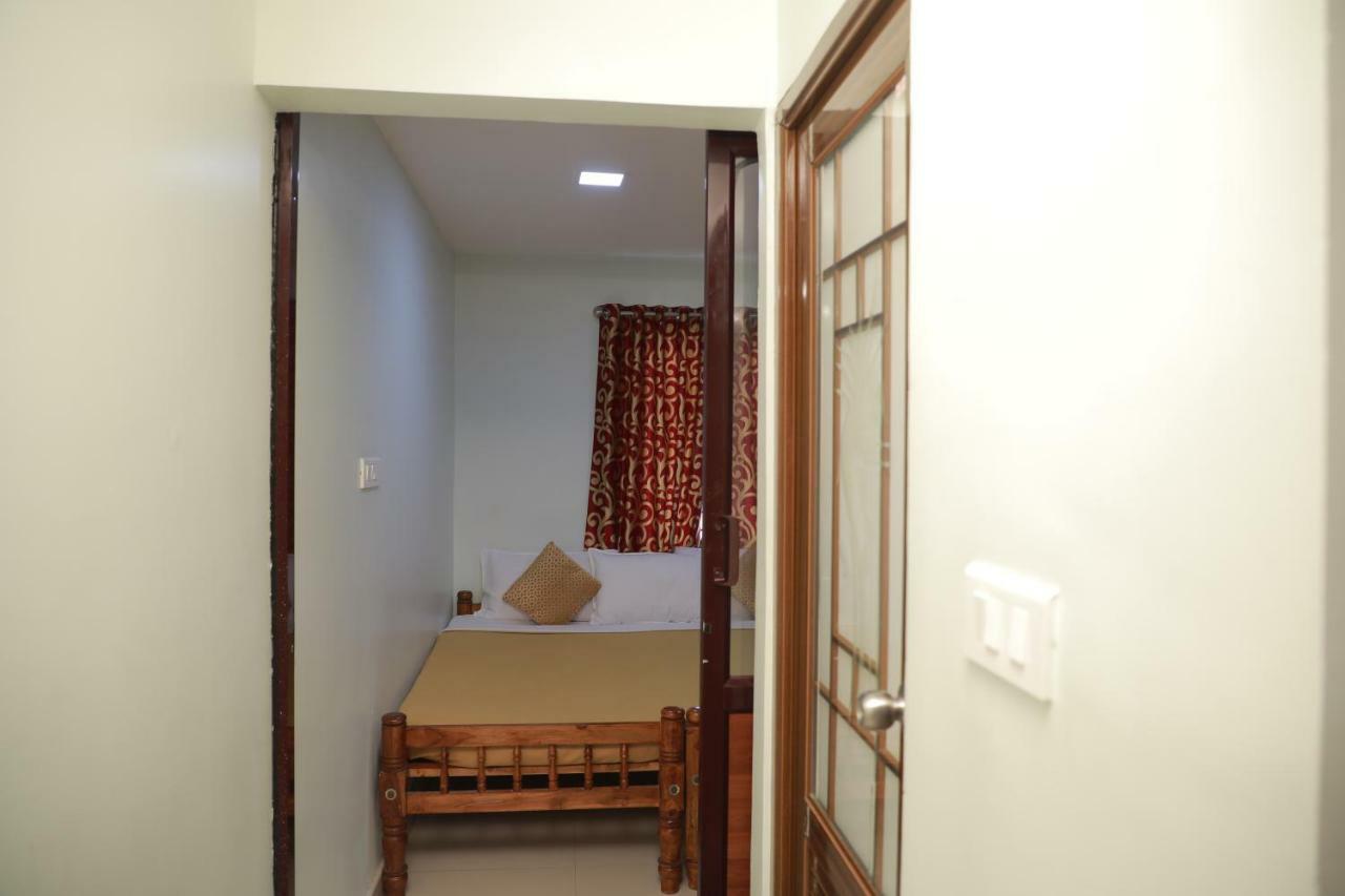 Pavithram Residency Bed & Breakfast Колам Екстериор снимка