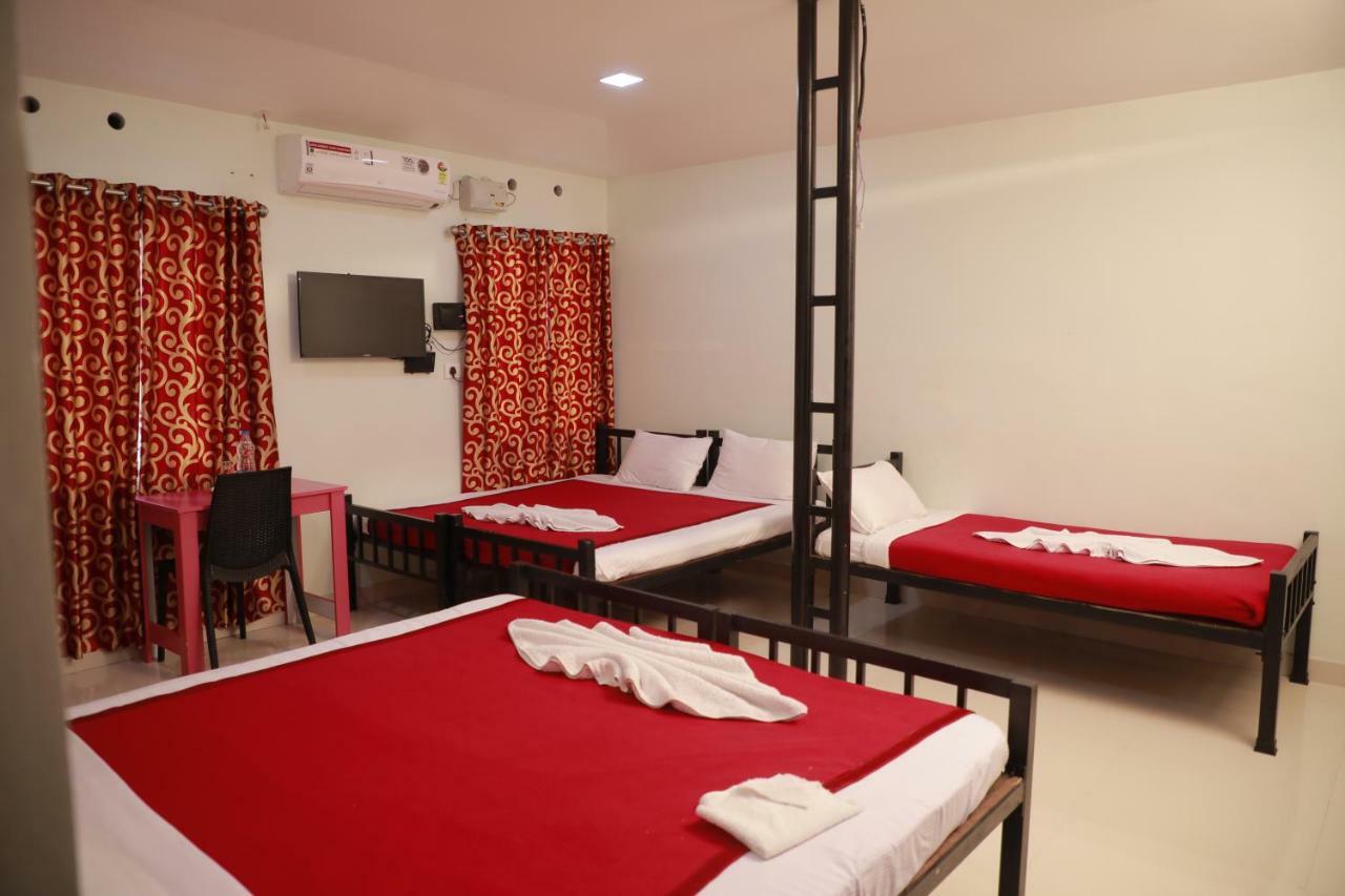 Pavithram Residency Bed & Breakfast Колам Екстериор снимка